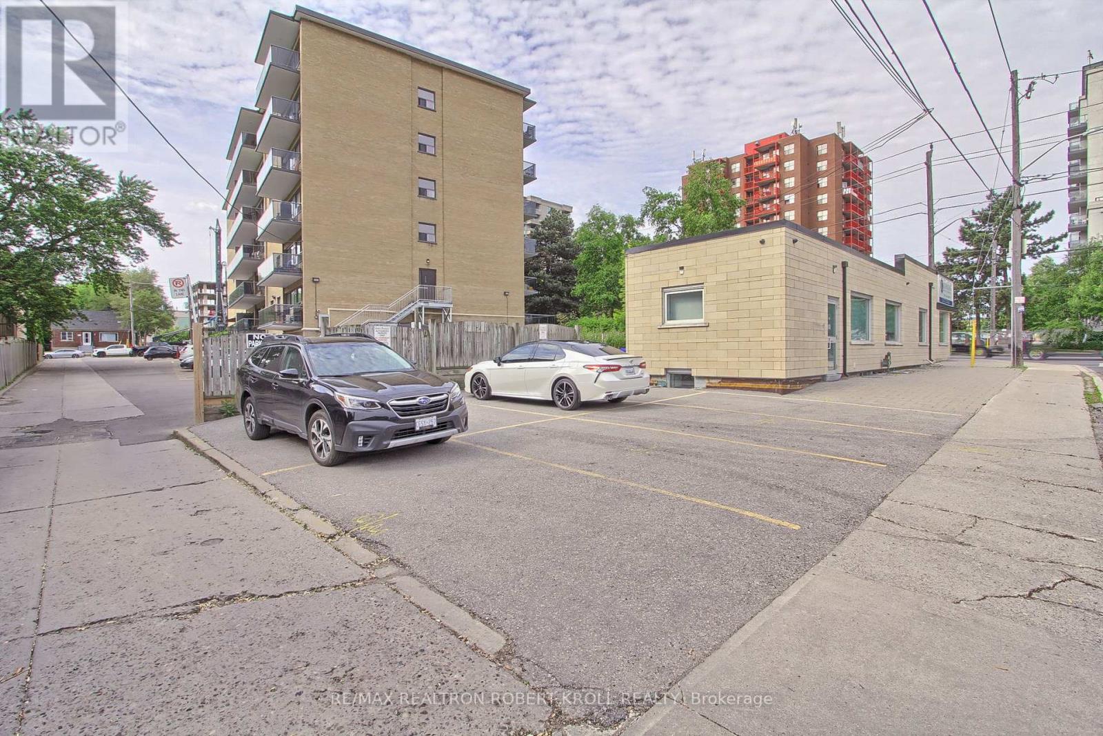 Main Floor - 3173 Bathurst Street, Toronto (Bedford Park-Nortown), Ontario  M6A 2B1 - Photo 32 - C12253127