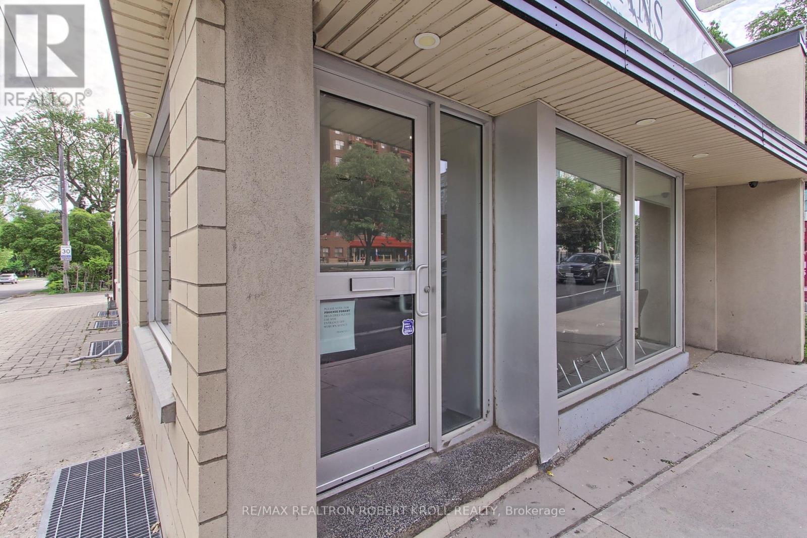 Main Floor - 3173 Bathurst Street, Toronto (Bedford Park-Nortown), Ontario  M6A 2B1 - Photo 4 - C12253127