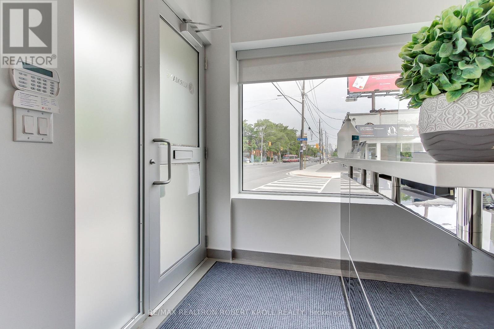 Main Floor - 3173 Bathurst Street, Toronto (Bedford Park-Nortown), Ontario  M6A 2B1 - Photo 5 - C12253127