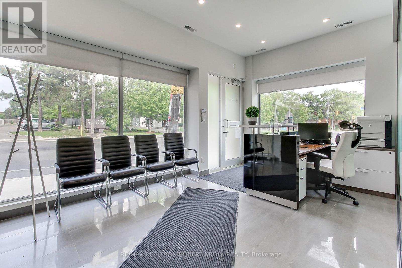 Main Floor - 3173 Bathurst Street, Toronto (Bedford Park-Nortown), Ontario  M6A 2B1 - Photo 6 - C12253127