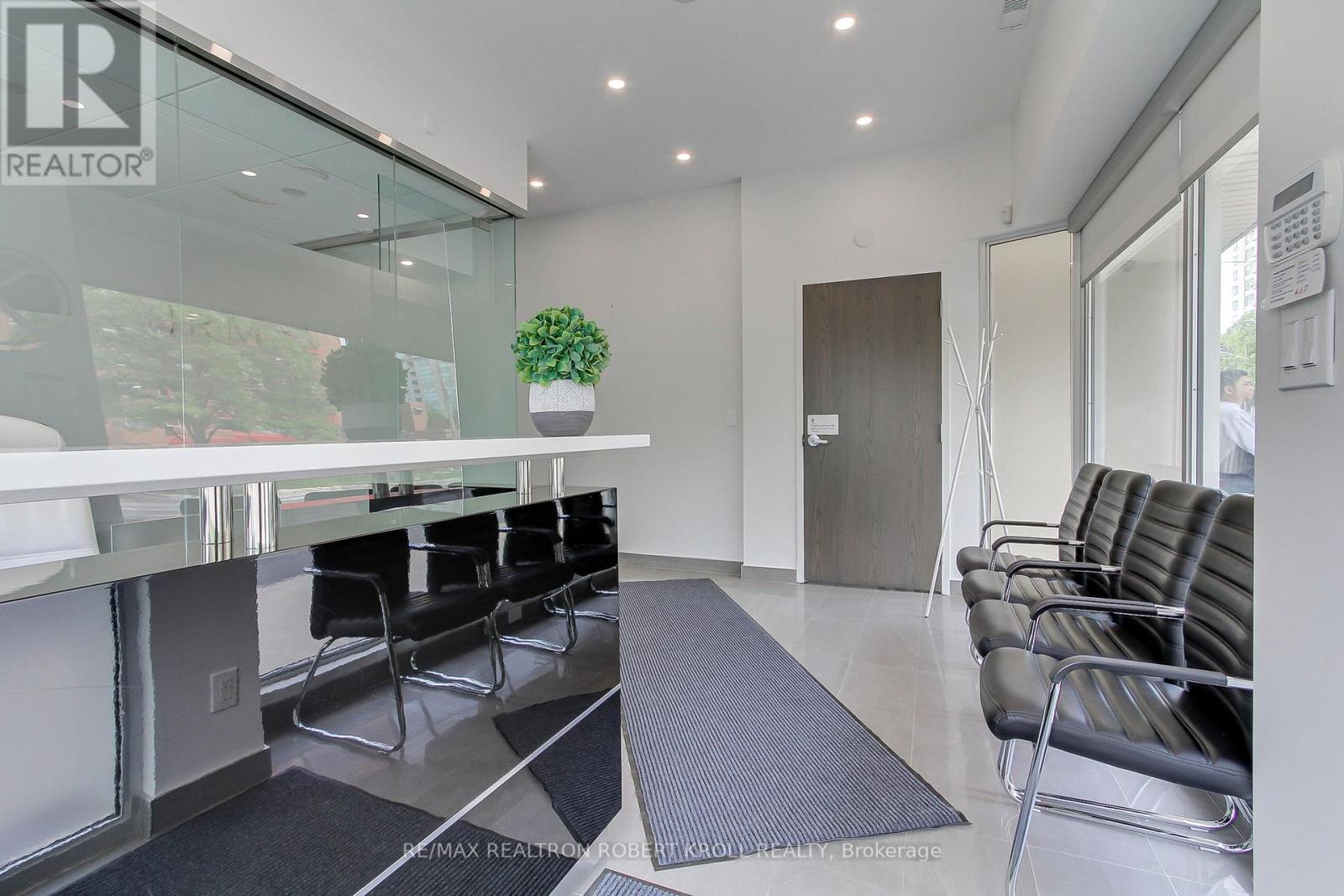 Main Floor - 3173 Bathurst Street, Toronto (Bedford Park-Nortown), Ontario  M6A 2B1 - Photo 8 - C12253127