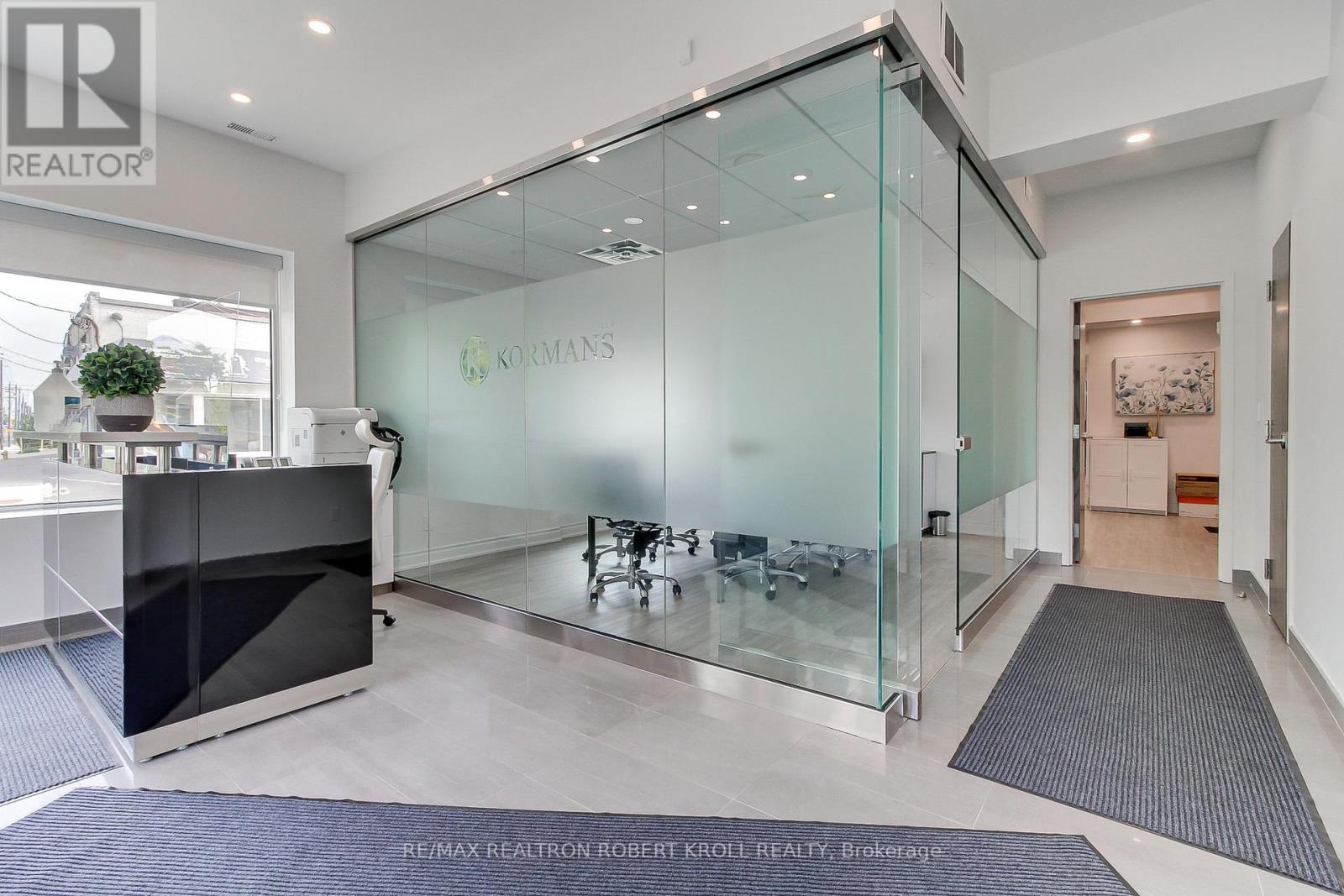 Main Floor - 3173 Bathurst Street, Toronto (Bedford Park-Nortown), Ontario  M6A 2B1 - Photo 9 - C12253127