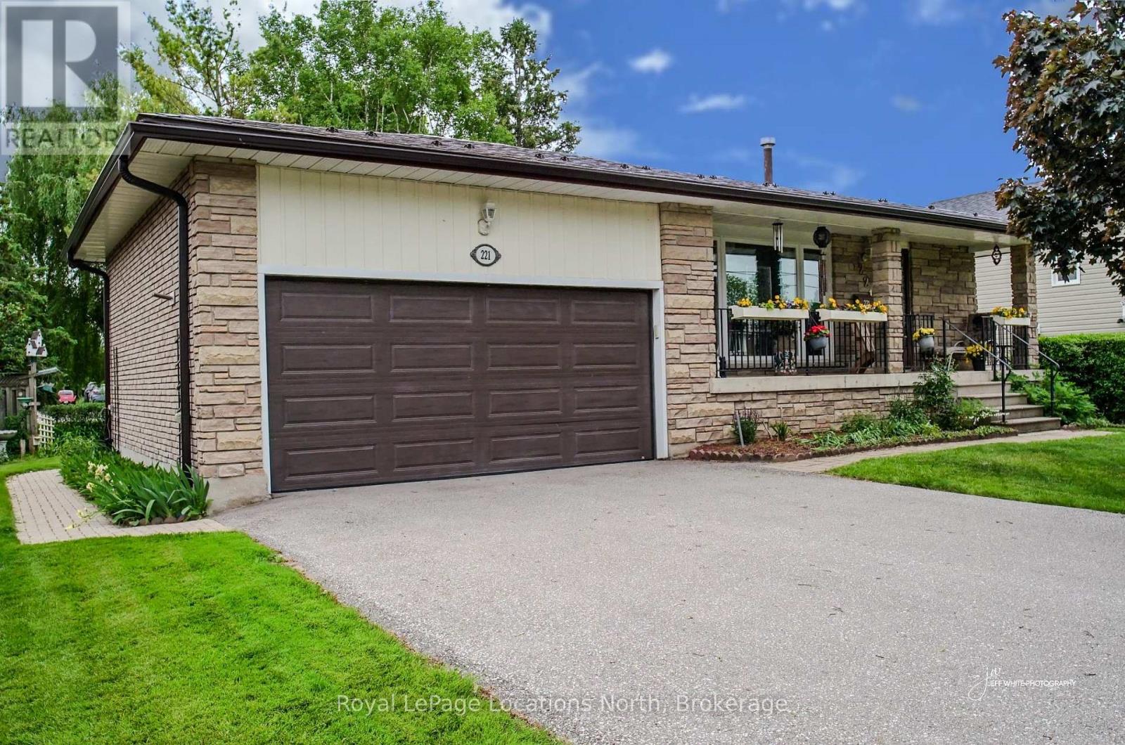 Property at 221 JOHN STREET image 3