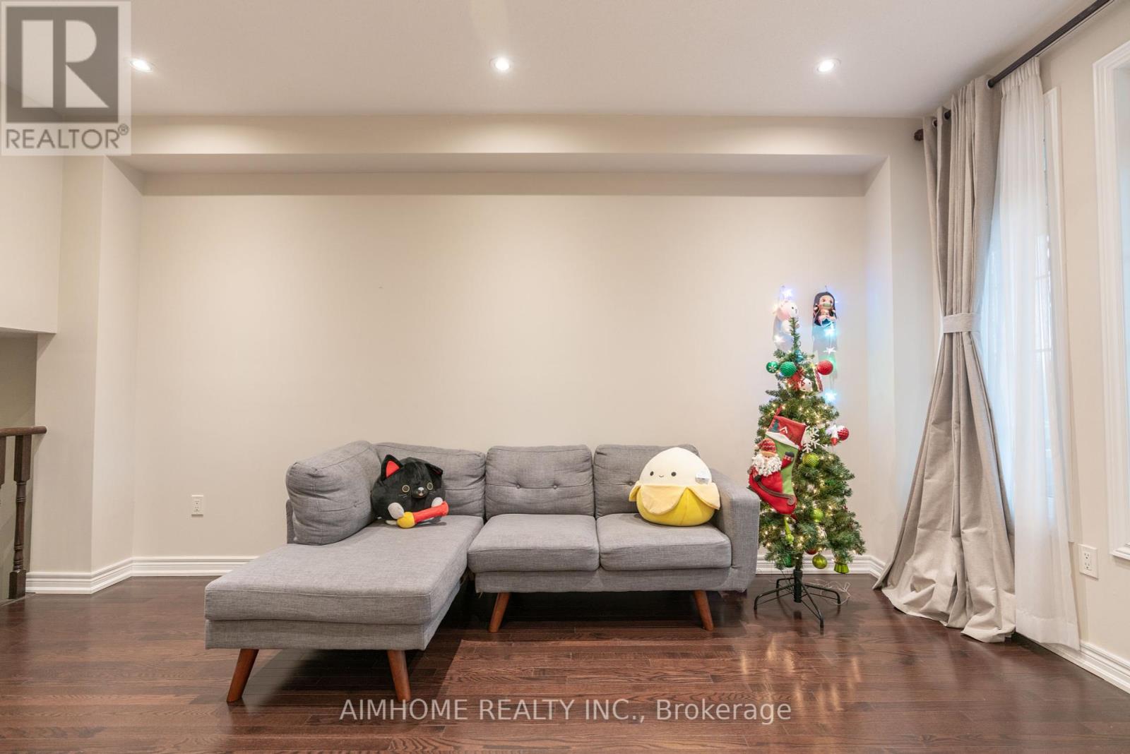 Property at 934 CASTLEMORE AVENUE image 2