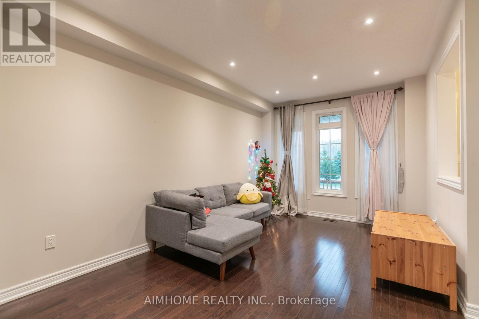 Property at 934 CASTLEMORE AVENUE image 3