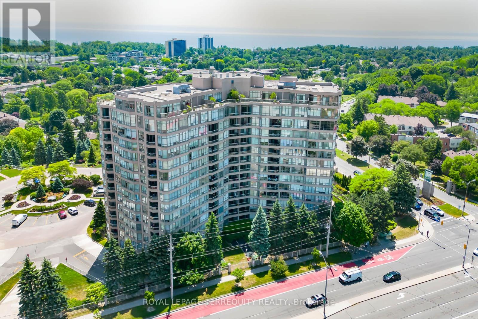 Property at 629 - 10 GUILDWOOD PARKWAY image 2