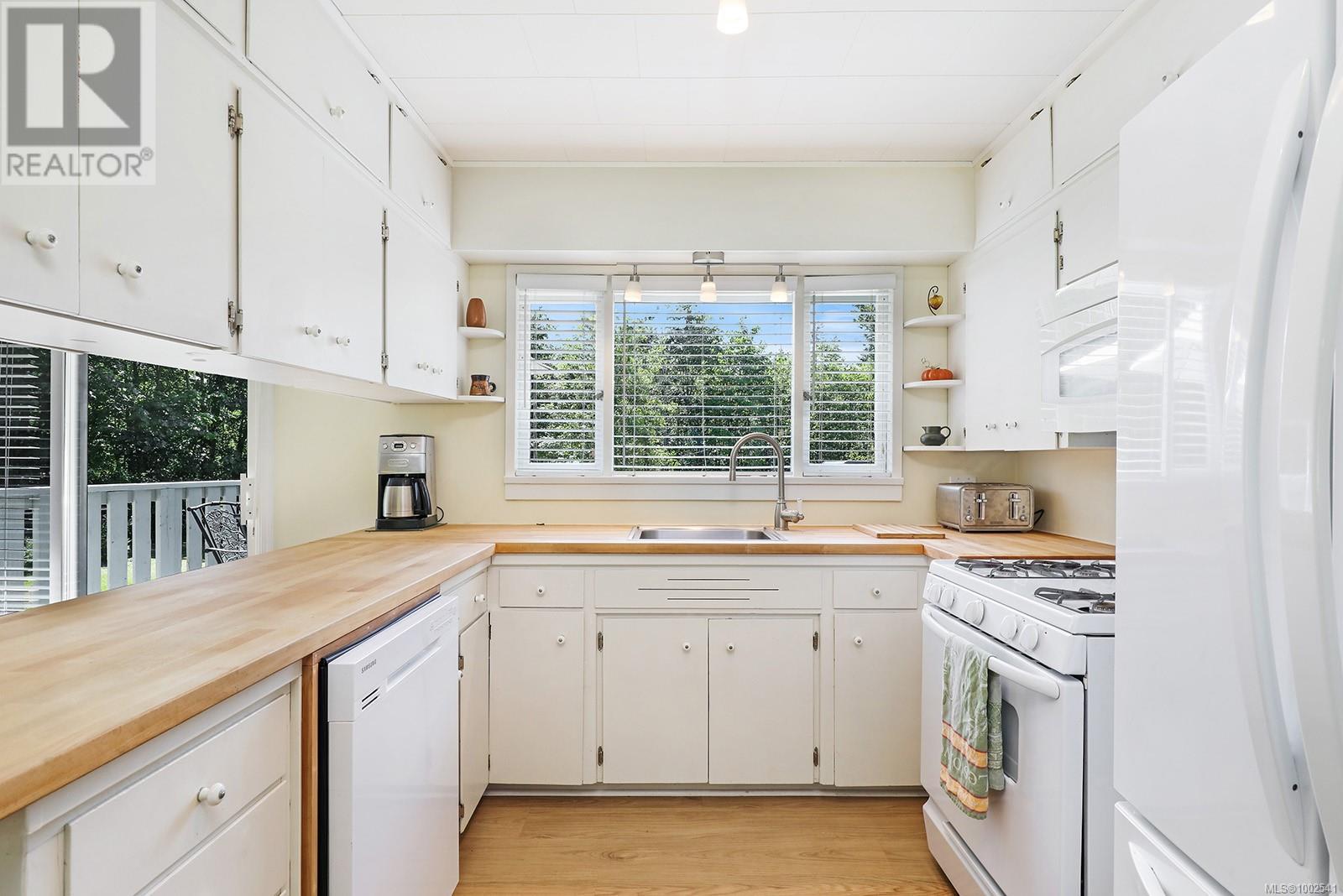 1994 Kelland Rd, Black Creek, British Columbia V9J 1G4 - Photo 9 - 1002541