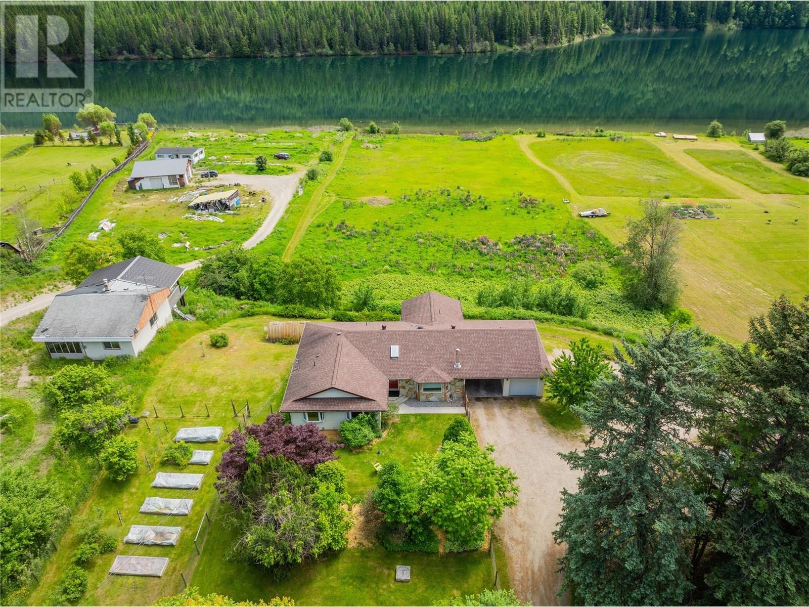 1720 THRUMS Road, castlegar, British Columbia V1N4N4