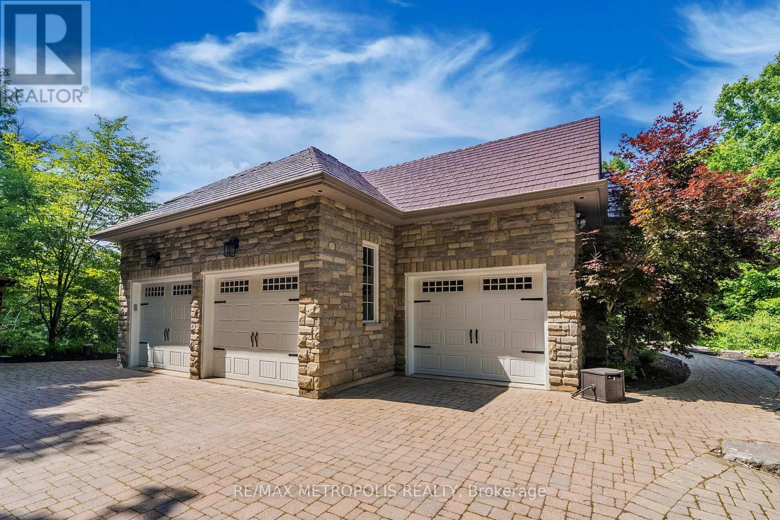 Property at 8 SUGAR MAPLE LANE image 4