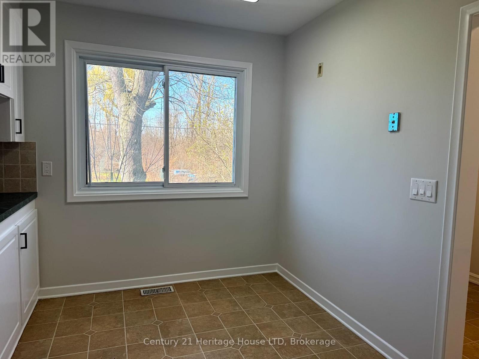 1249 Niagara Parkway, Fort Erie, Ontario  L2A 5M4 - Photo 7 - X12096858