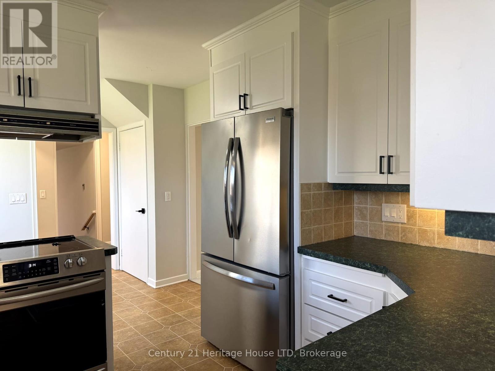 1249 Niagara Parkway, Fort Erie, Ontario  L2A 5M4 - Photo 4 - X12096858