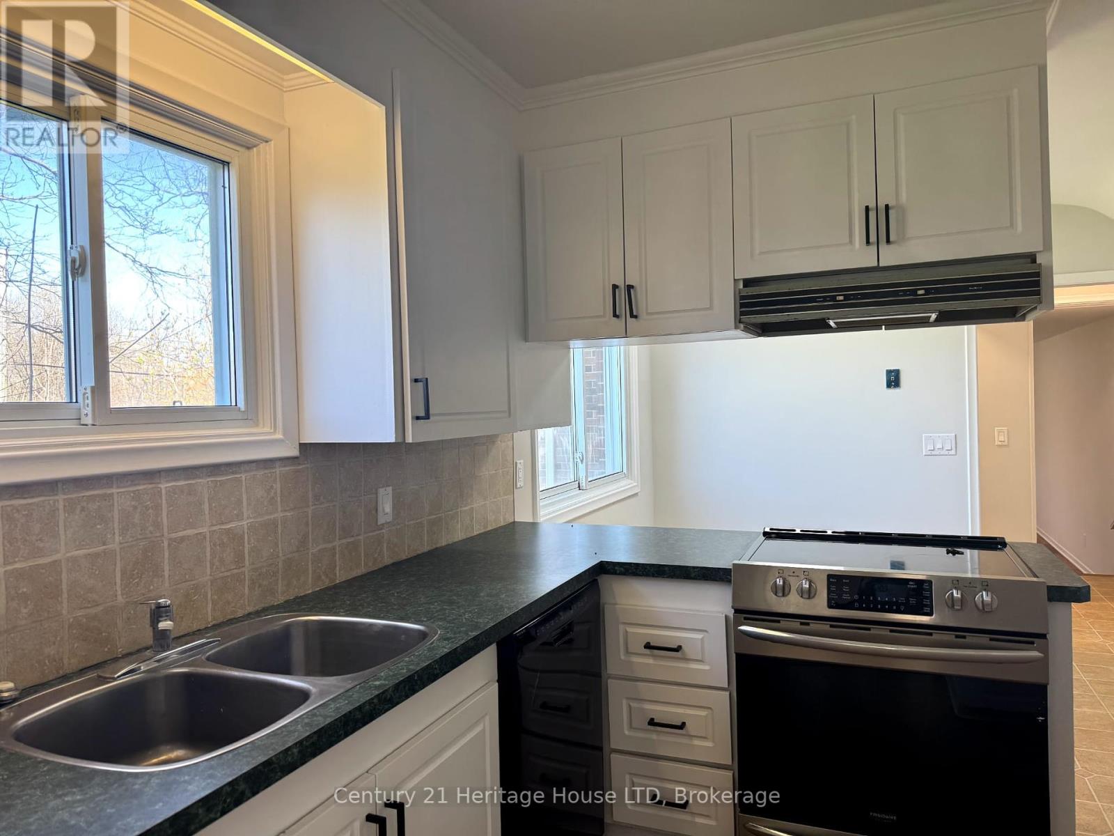 1249 Niagara Parkway, Fort Erie, Ontario  L2A 5M4 - Photo 5 - X12096858