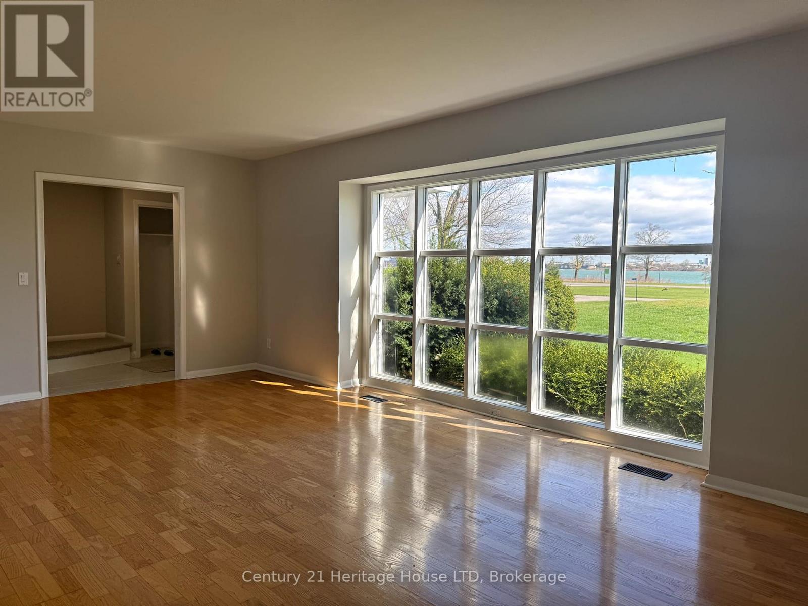 1249 Niagara Parkway, Fort Erie, Ontario  L2A 5M4 - Photo 9 - X12096858