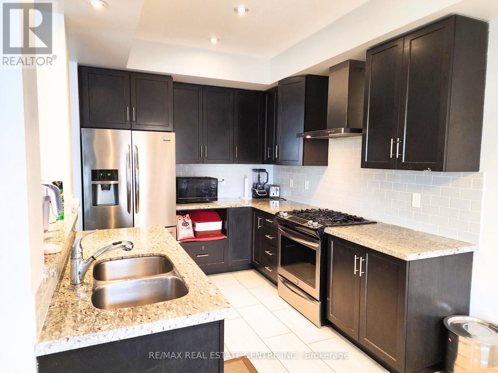 54 - 8 Lakelawn Road, Grimsby, Ontario  L3M 0G1 - Photo 12 - X12253313