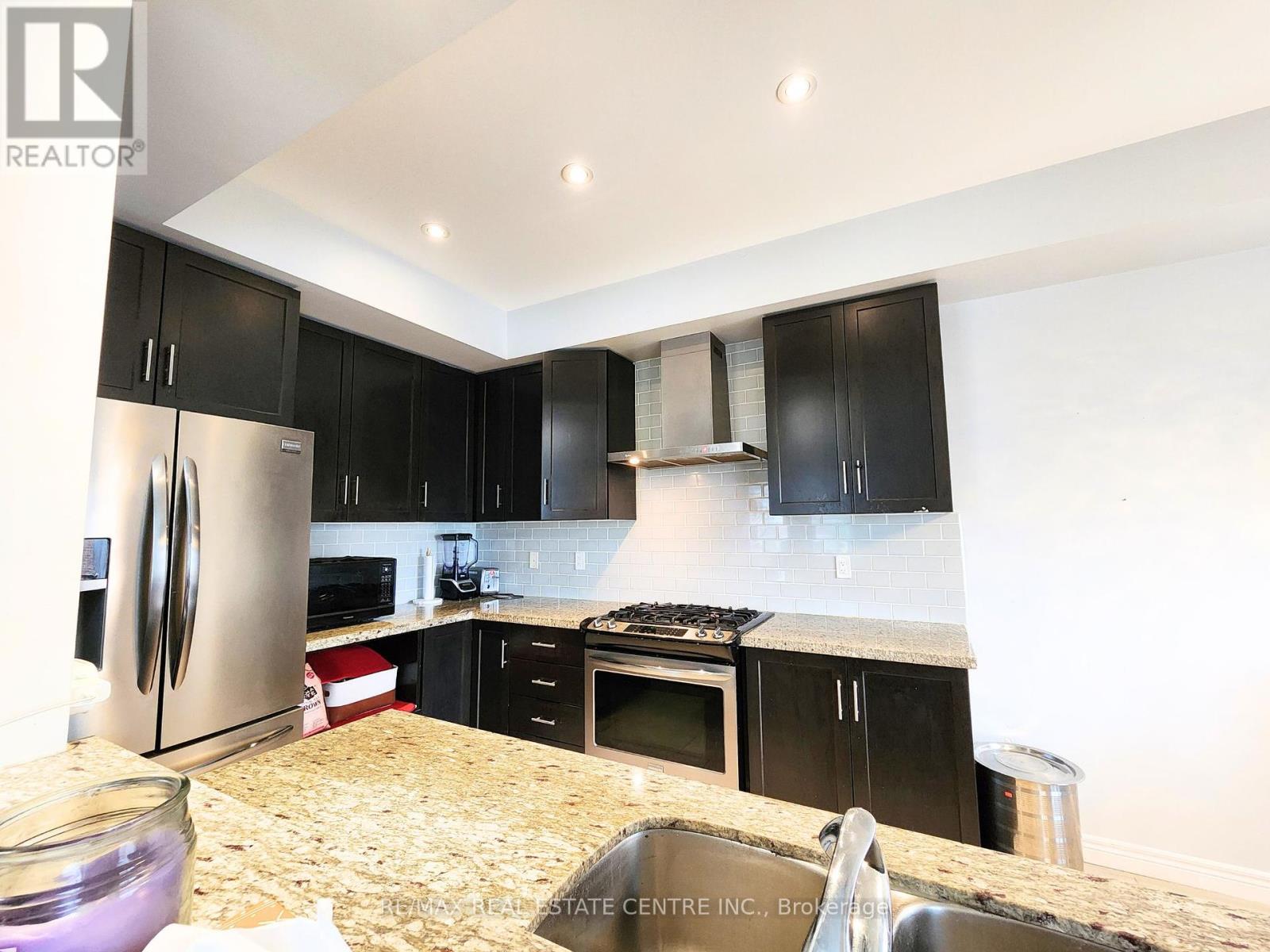 54 - 8 Lakelawn Road, Grimsby, Ontario  L3M 0G1 - Photo 7 - X12253313