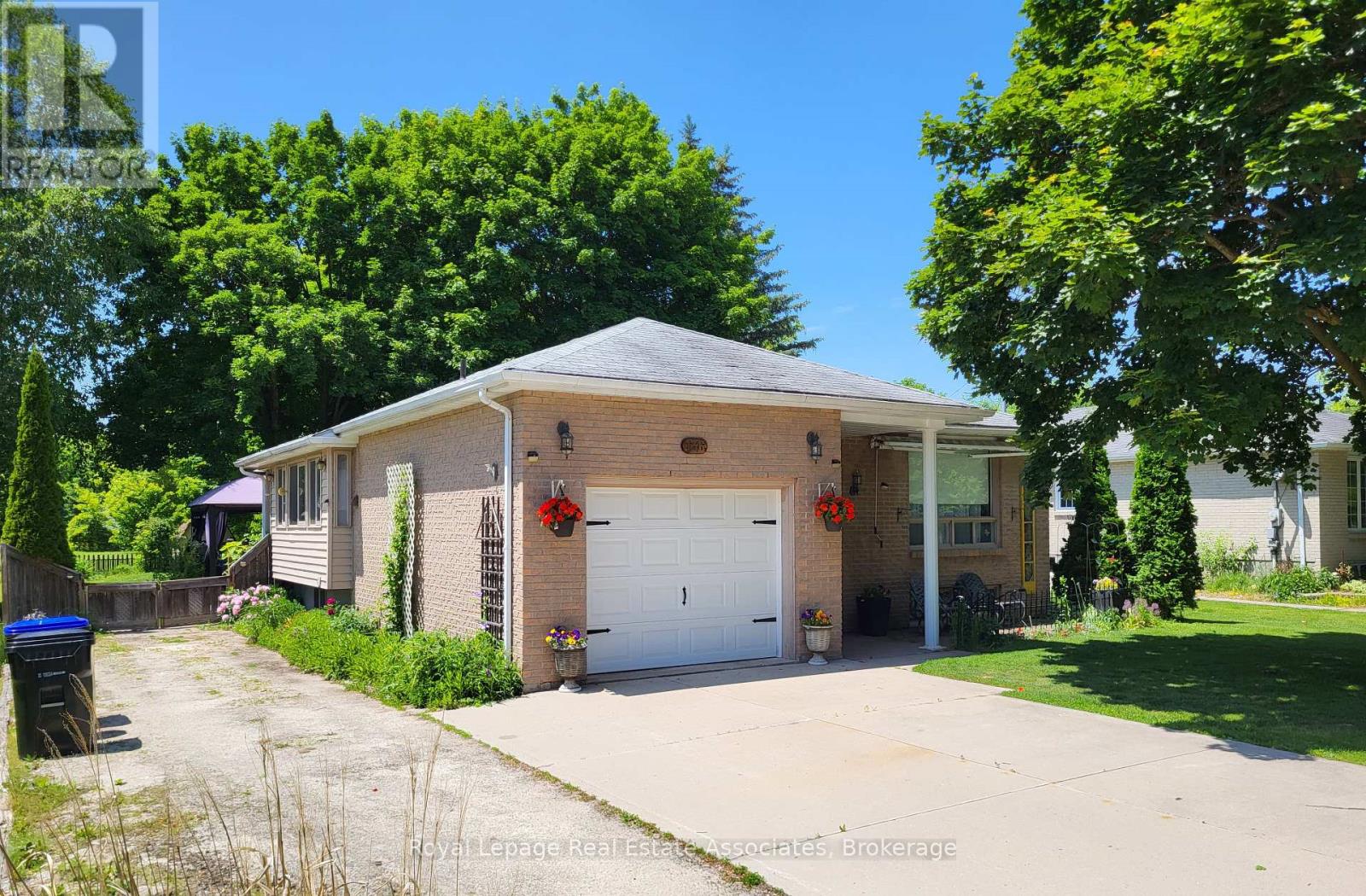 Property at 136 PATTERSON STREET N image 3