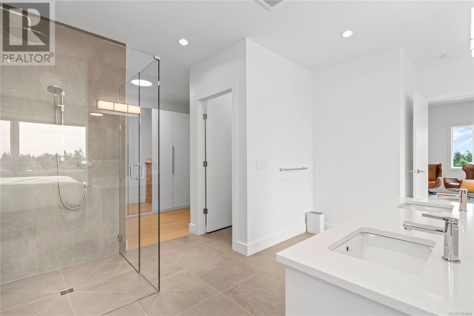 Property at 152 Golden Oaks Cres image 1