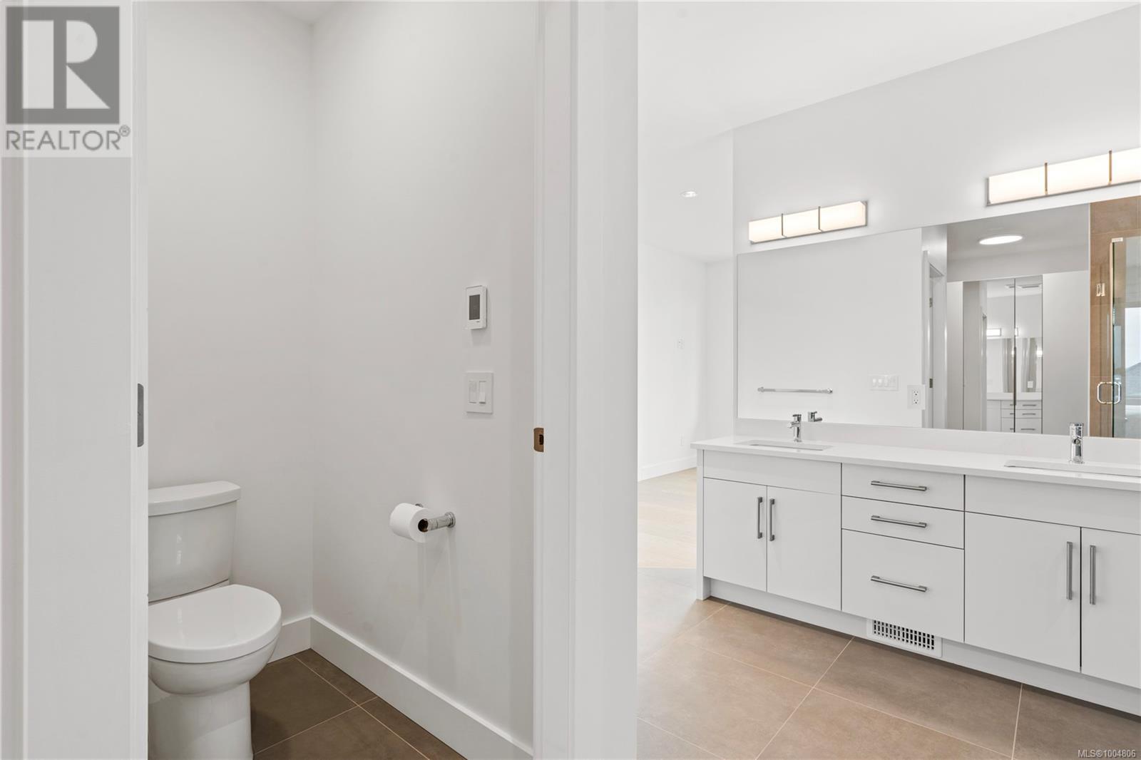 Property at 152 Golden Oaks Cres image 3