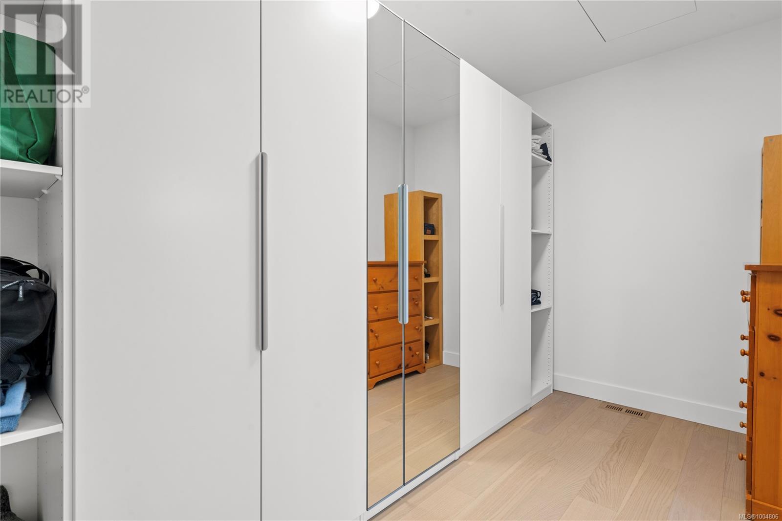 Property at 152 Golden Oaks Cres image 4