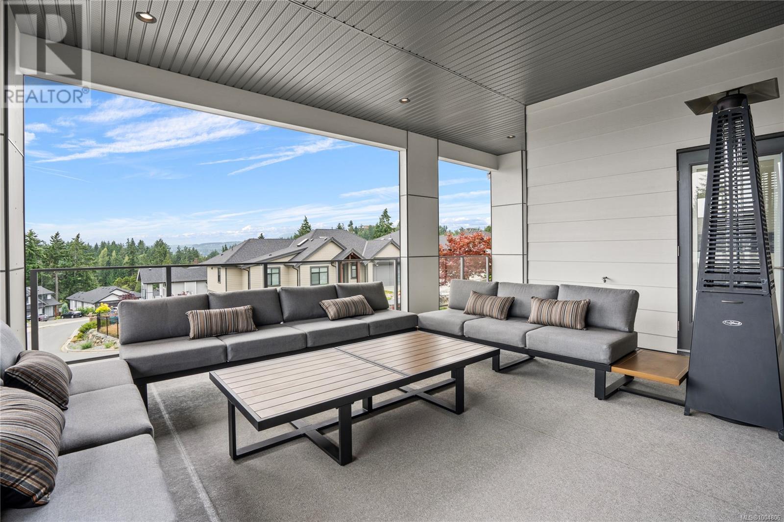Property at 152 Golden Oaks Cres image 5