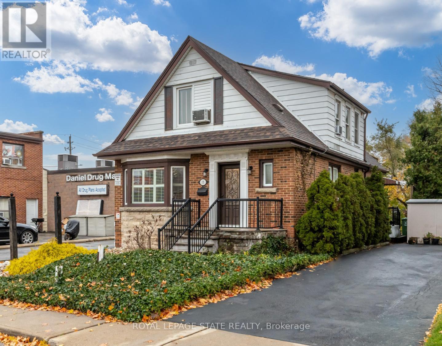 15 Empress Avenue, Hamilton, Ontario  L9A 1M1 - Photo 3 - X12253395