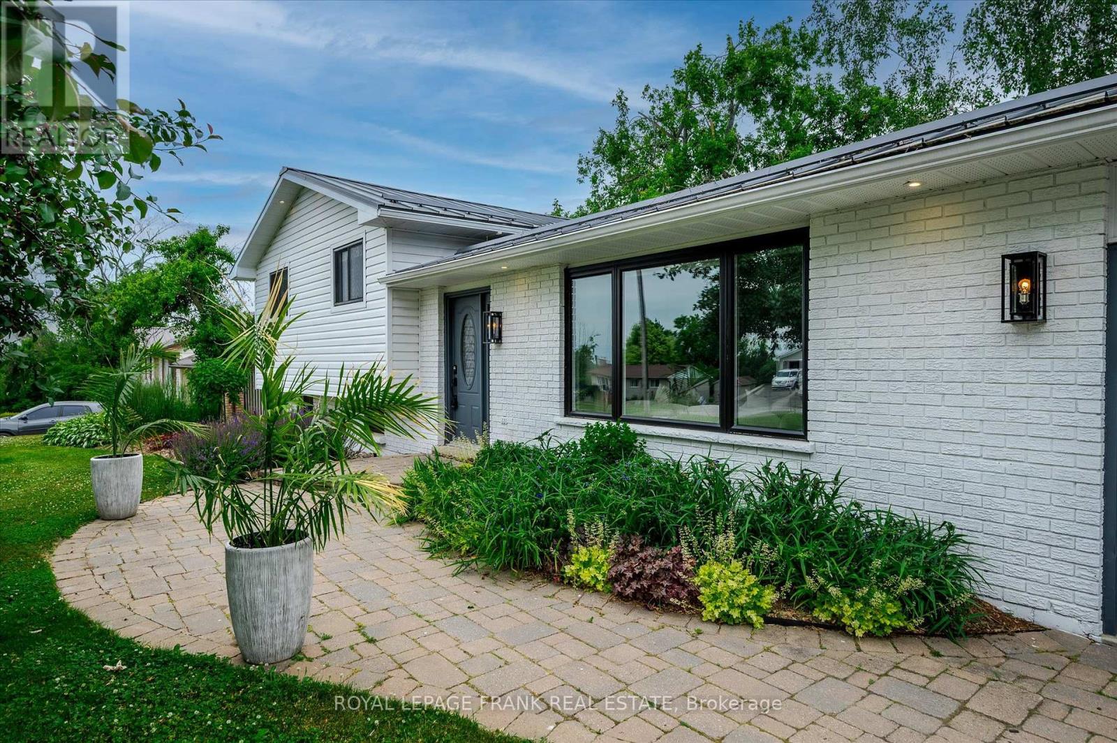 Property at 1954 CATHCART CRESCENT image 2