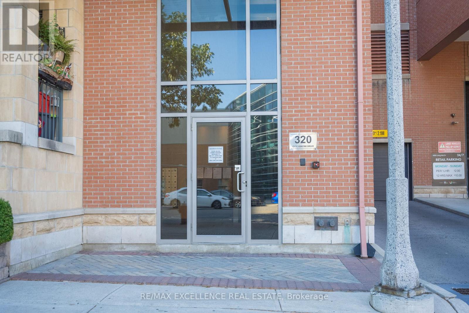 Gv202 - 320 City  Centre Drive, Mississauga (City Centre), Ontario  L5B 4P8 - Photo 4 - W12253521