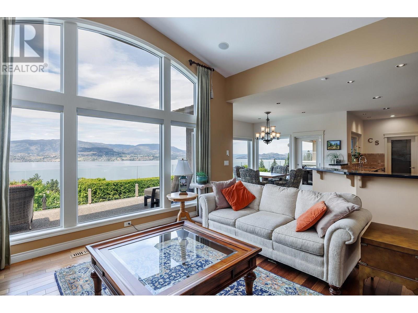 Property at 370 Sandpiper Street image 3