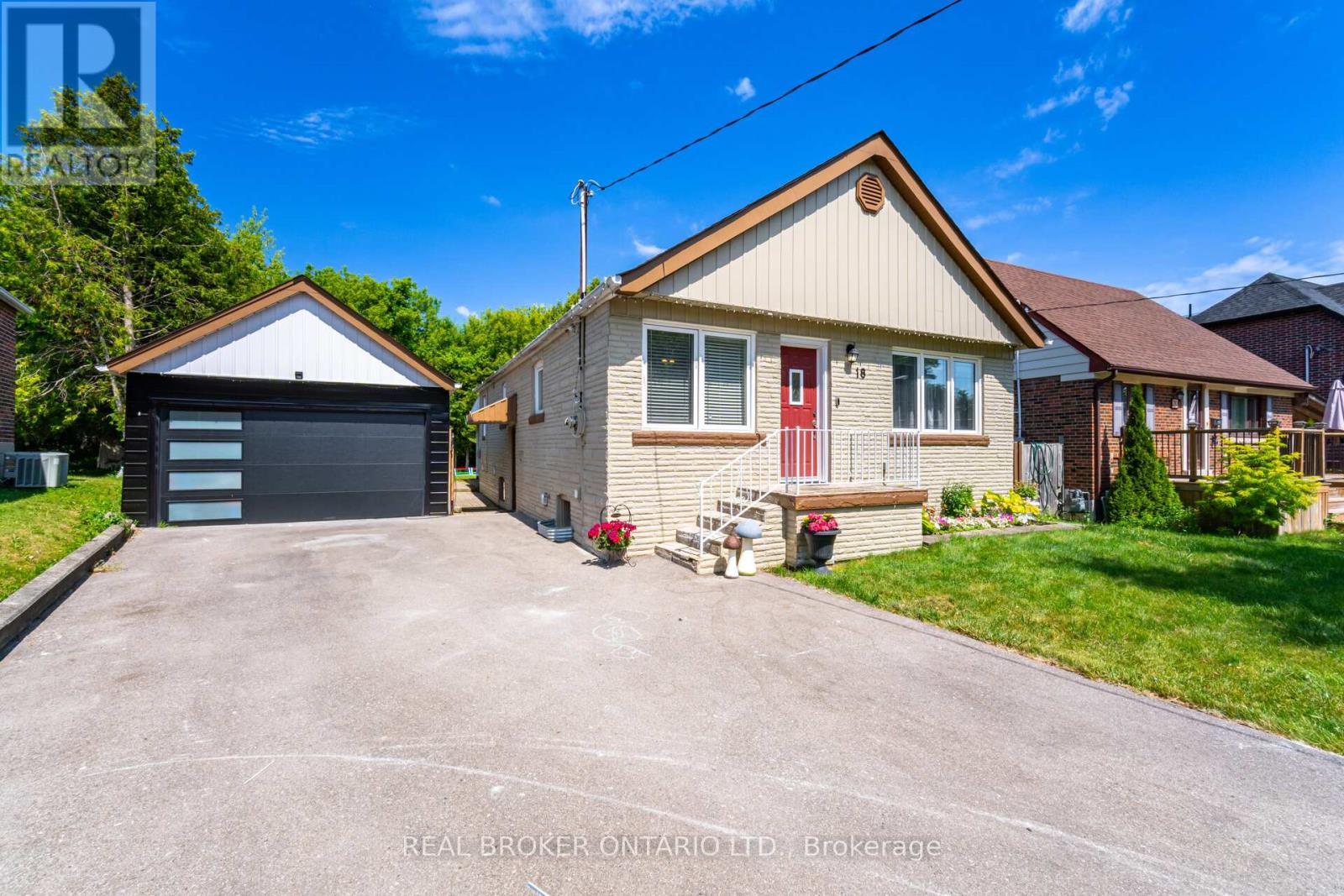 Property at 18 ADANAC DRIVE image 2