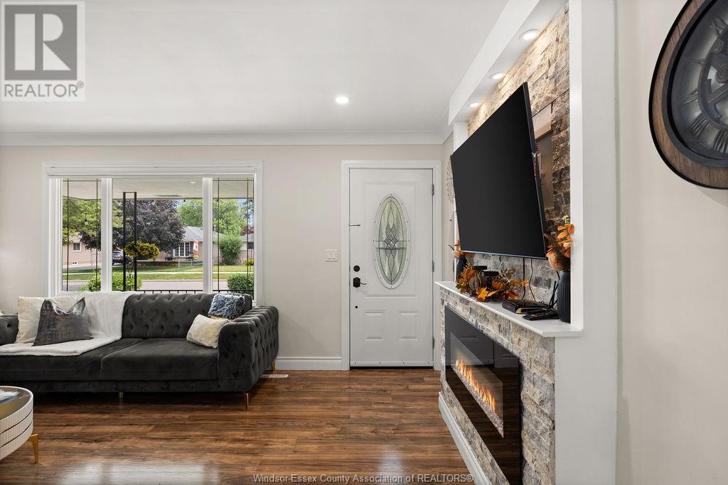 Property at 1697 FERNDALE AVENUE image 4