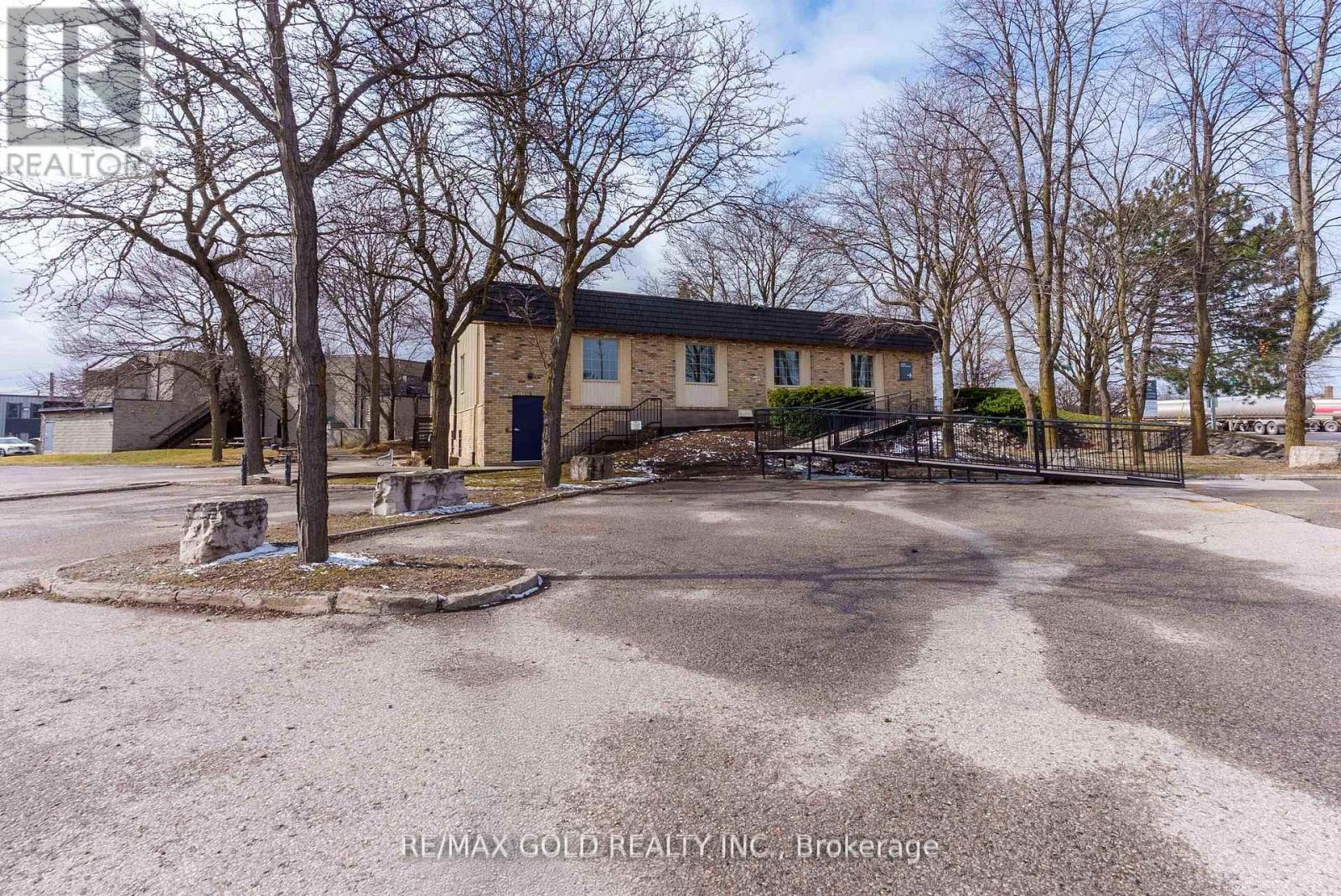 2109 Oxford Street E, London East, Ontario  N5V 2Z9 - Photo 1 - X12246412