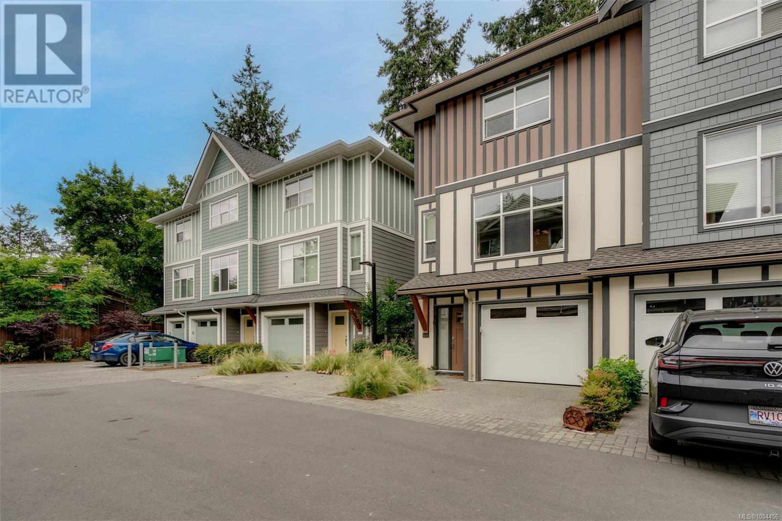 Property at 16 1027 College St W image 1