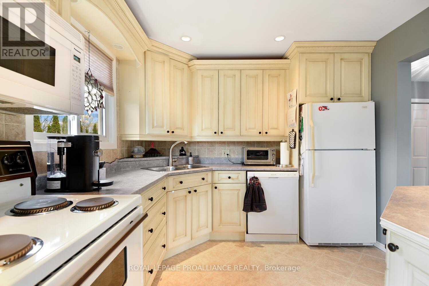 1343 Borden Crescent, Brockville, Ontario  K6V 5X7 - Photo 6 - X12253862