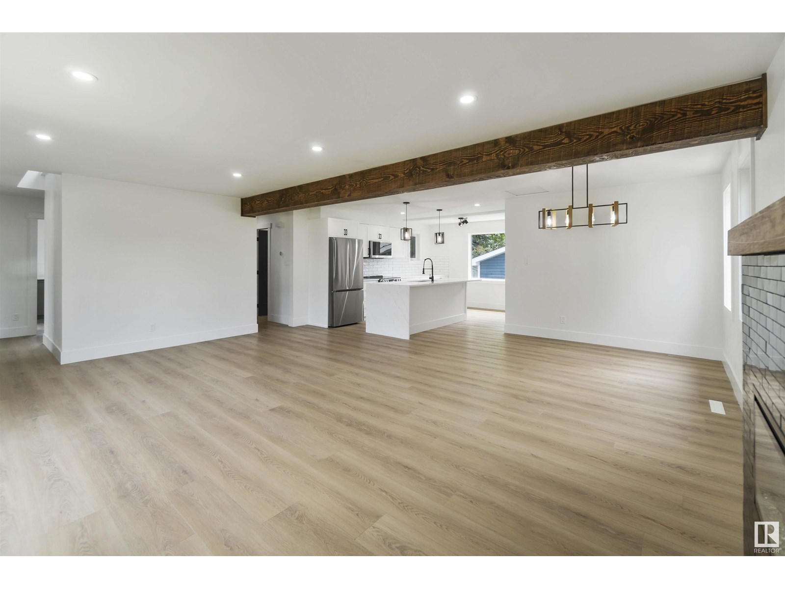 Property at 6719 95 AV NW image 3