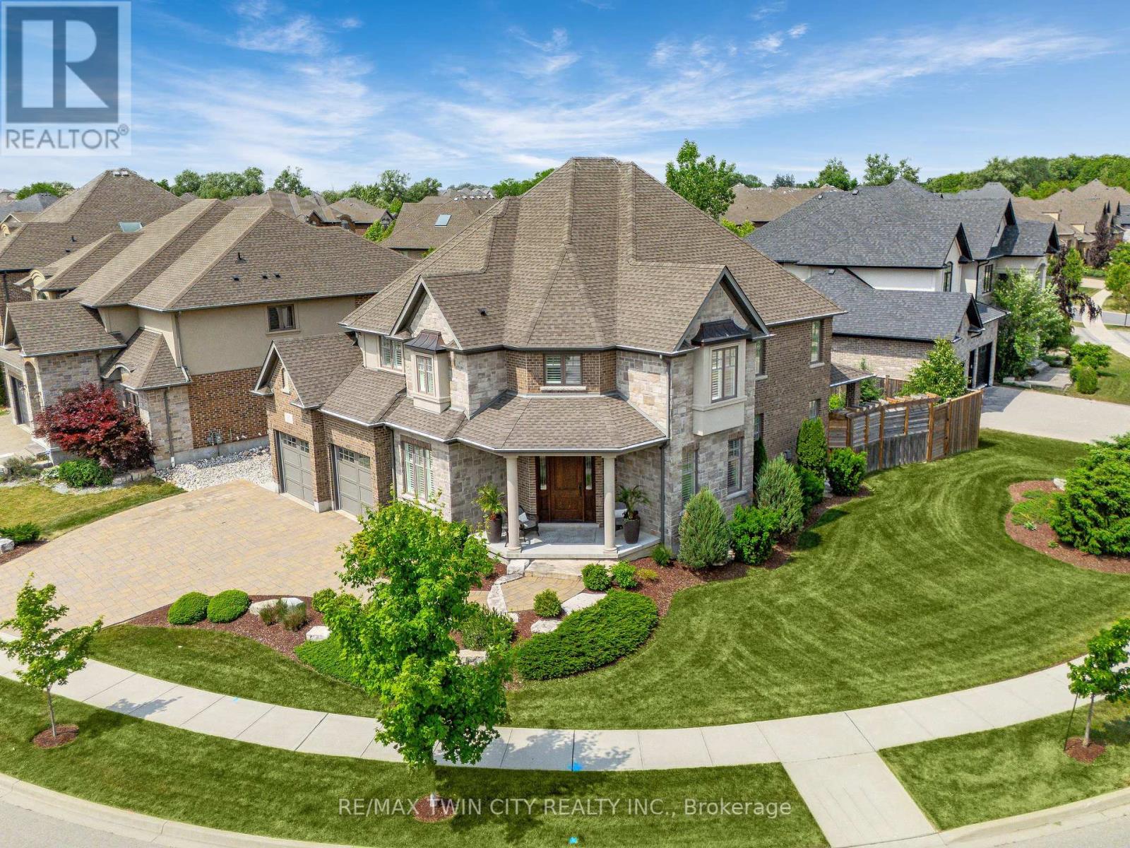 Property at 546 MANOR RIDGE CRESCENT image 2