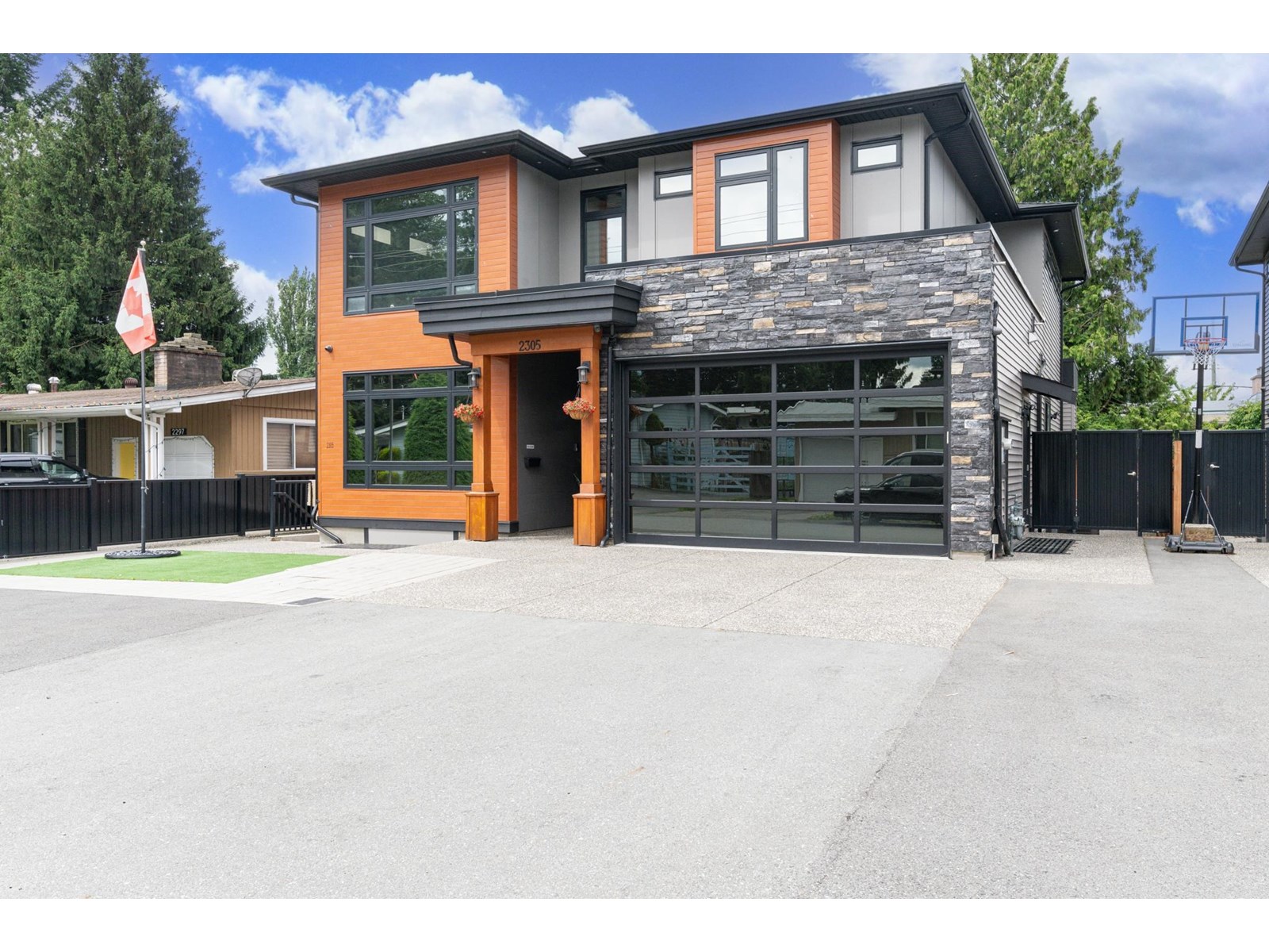 Property at 2305 LYNDEN STREET image 3