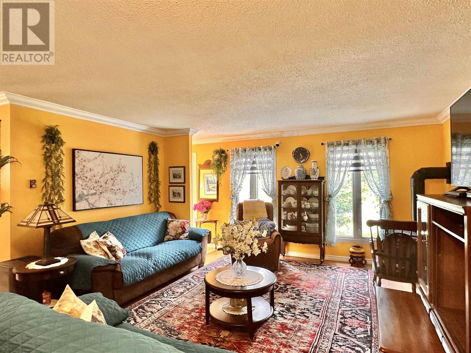 Property at 90 Esten DR S image 4