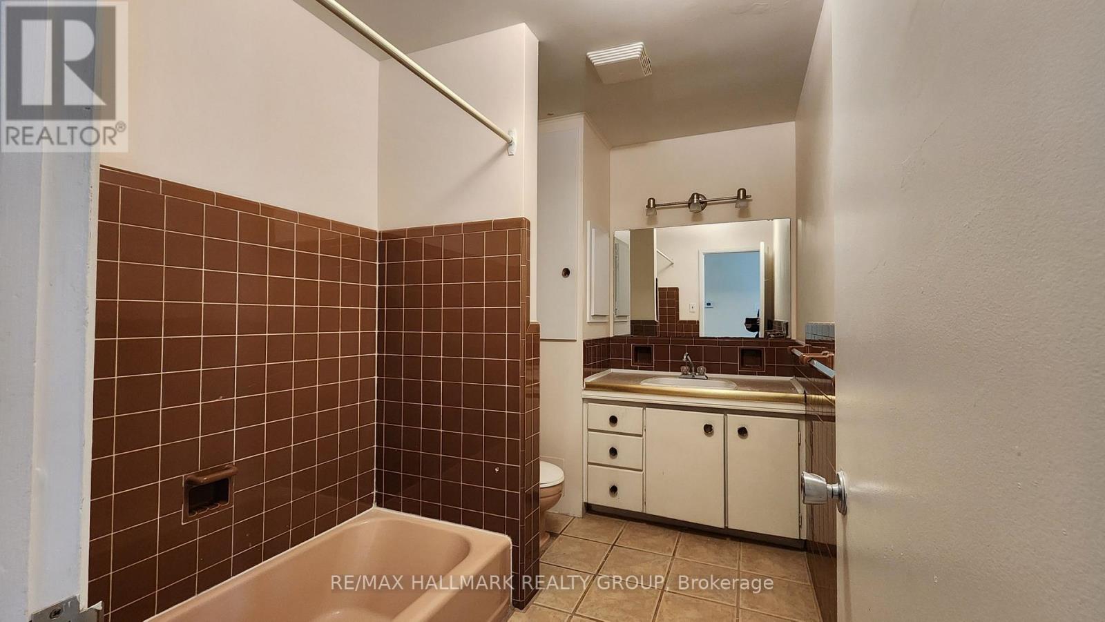 447 Roger Road, Ottawa, Ontario  K1H 5B7 - Photo 17 - X12048743