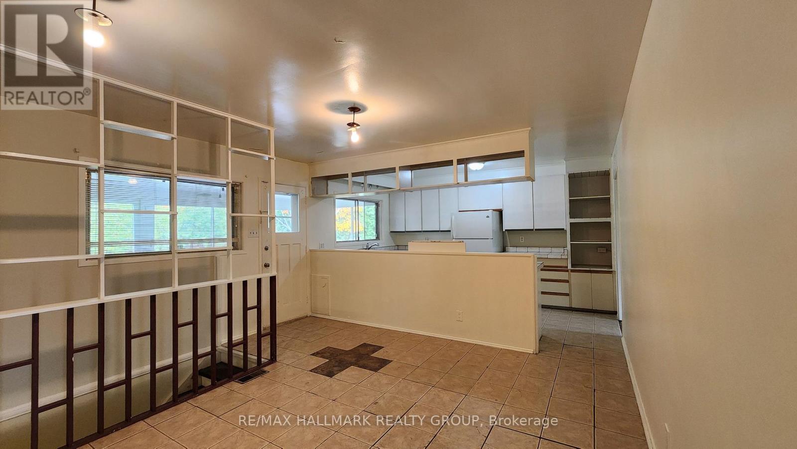 447 Roger Road, Ottawa, Ontario  K1H 5B7 - Photo 6 - X12048743