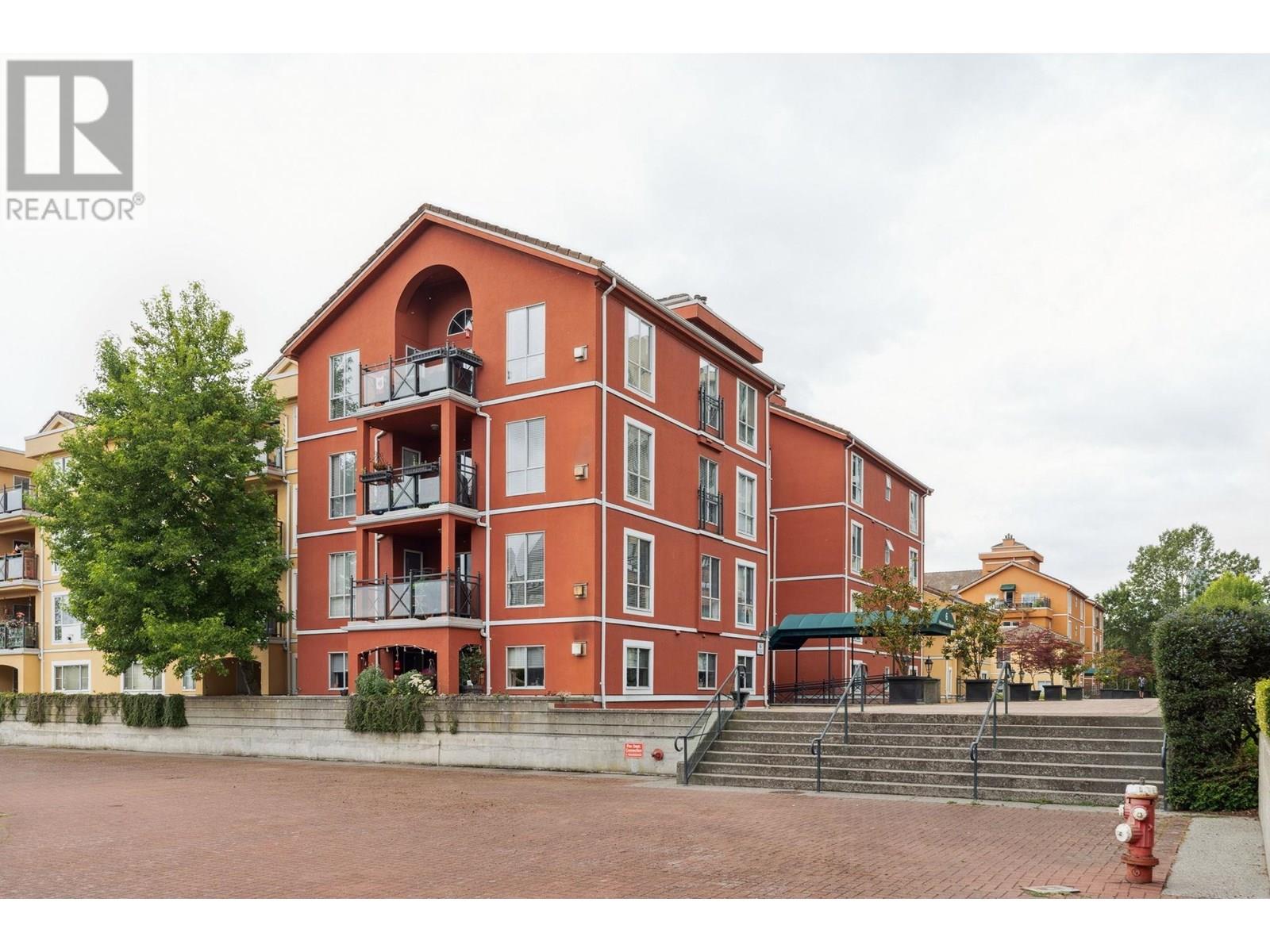 104 6 RENAISSANCE SQUARE, new westminster, British Columbia V3M6N8