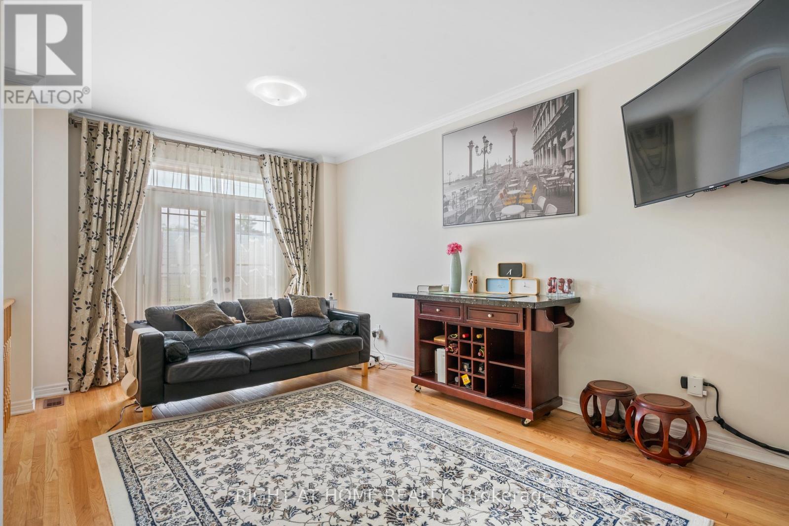 108 Lake Avenue N, Richmond Hill, Ontario  L4E 3G6 - Photo 5 - N12253279