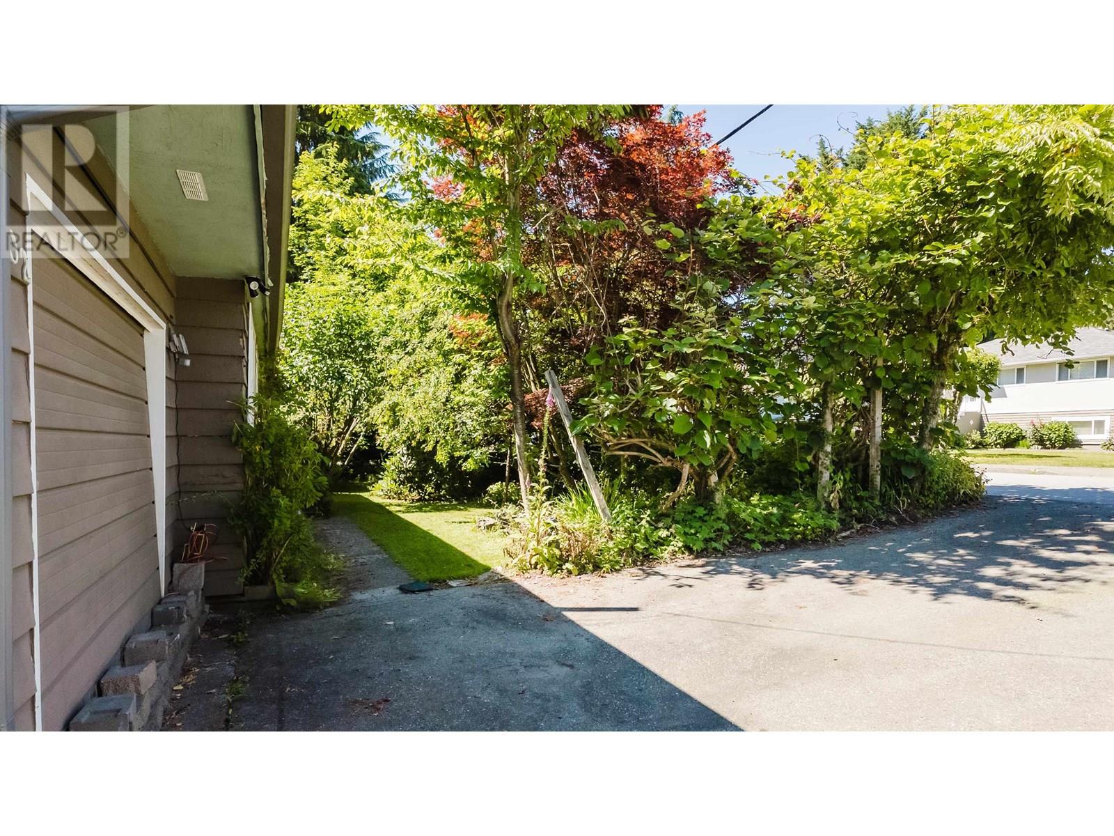 2302 Viewlynn Drive, North Vancouver, British Columbia  V7J 2X1 - Photo 11 - R3021586