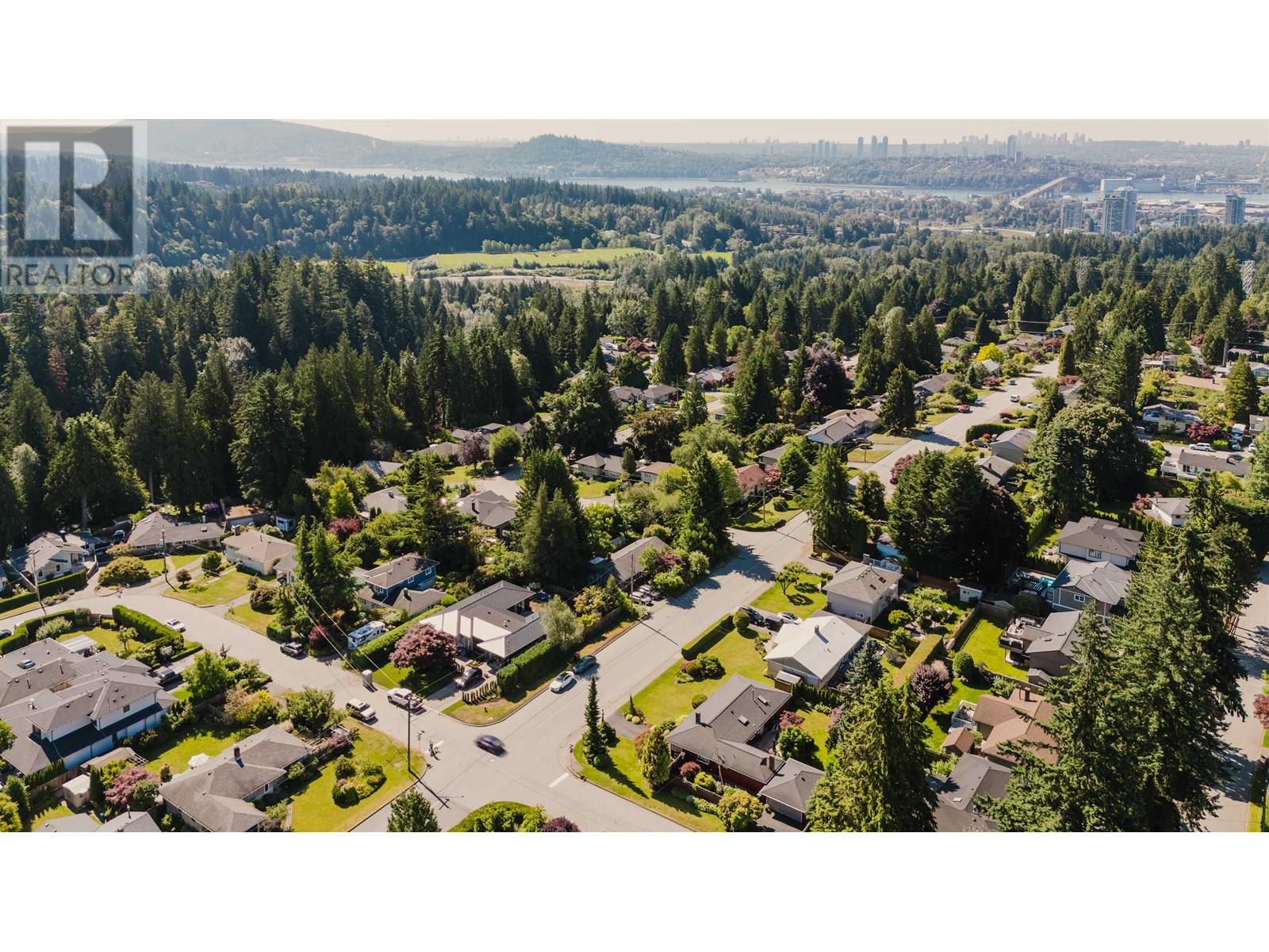 2302 Viewlynn Drive, North Vancouver, British Columbia  V7J 2X1 - Photo 3 - R3021586
