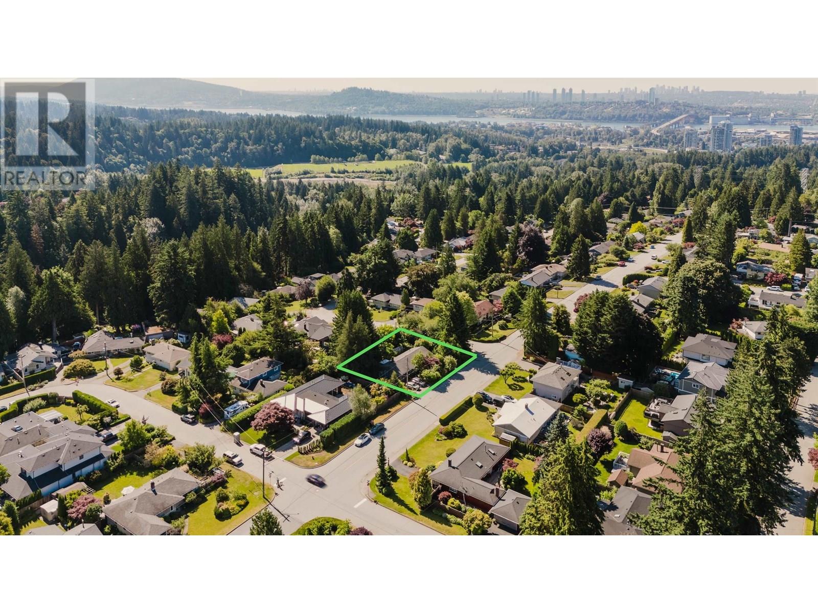 2302 Viewlynn Drive, North Vancouver, British Columbia  V7J 2X1 - Photo 2 - R3021586