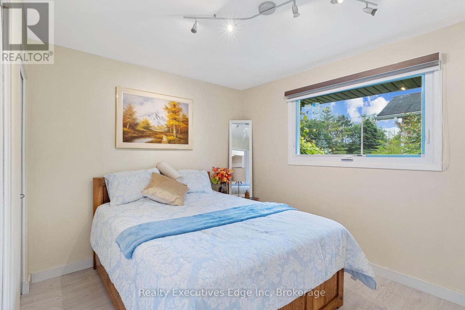 309 Southill Drive, Kitchener, Ontario  N2A 2R2 - Photo 10 - X12254243
