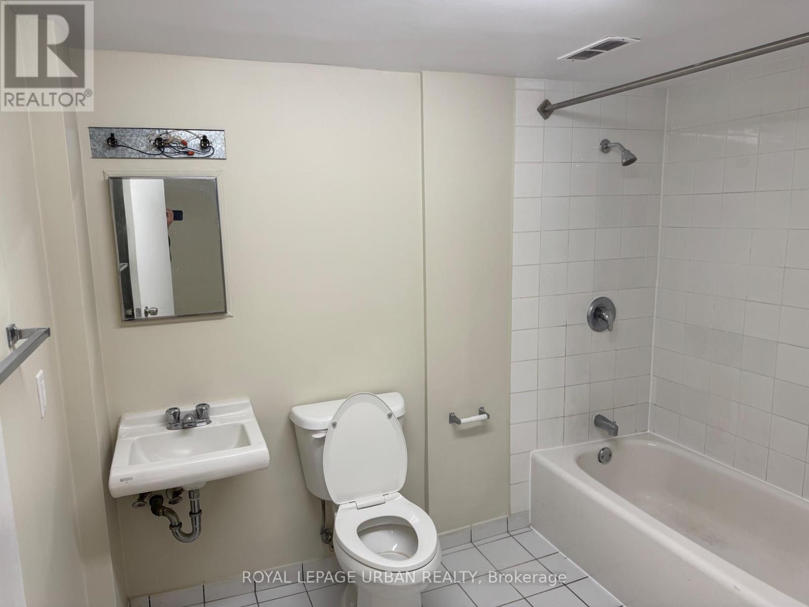 1 B - 985 Coxwell Avenue, Toronto, Ontario  M4C 3G4 - Photo 8 - E12254293