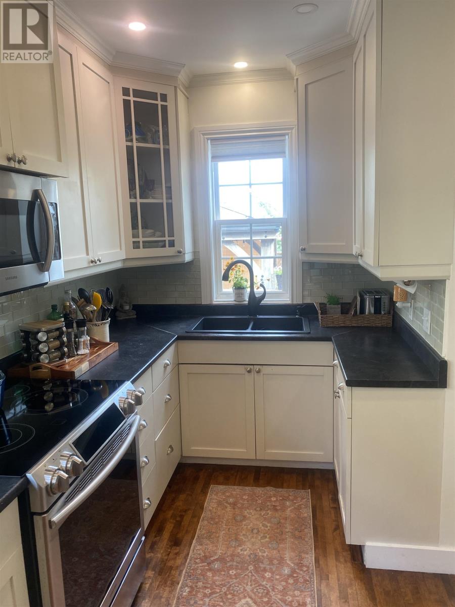 Property at 302 Richmond Street image 5