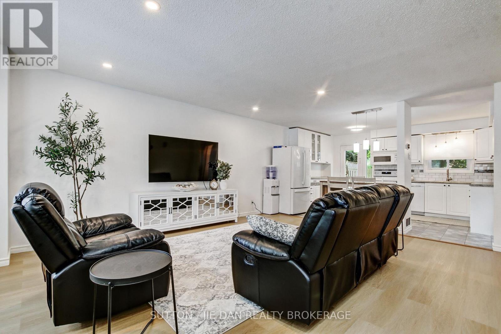 Property at 55 CONSTABLE COURT image 3