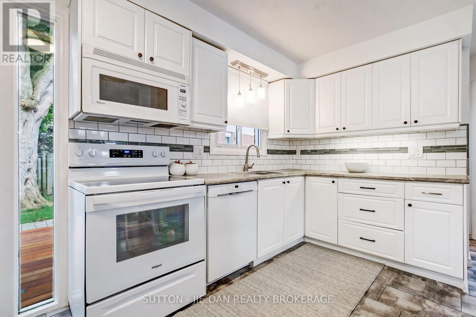 55 Constable Court, London North, Ontario  N6G 3N7 - Photo 6 - X12254436