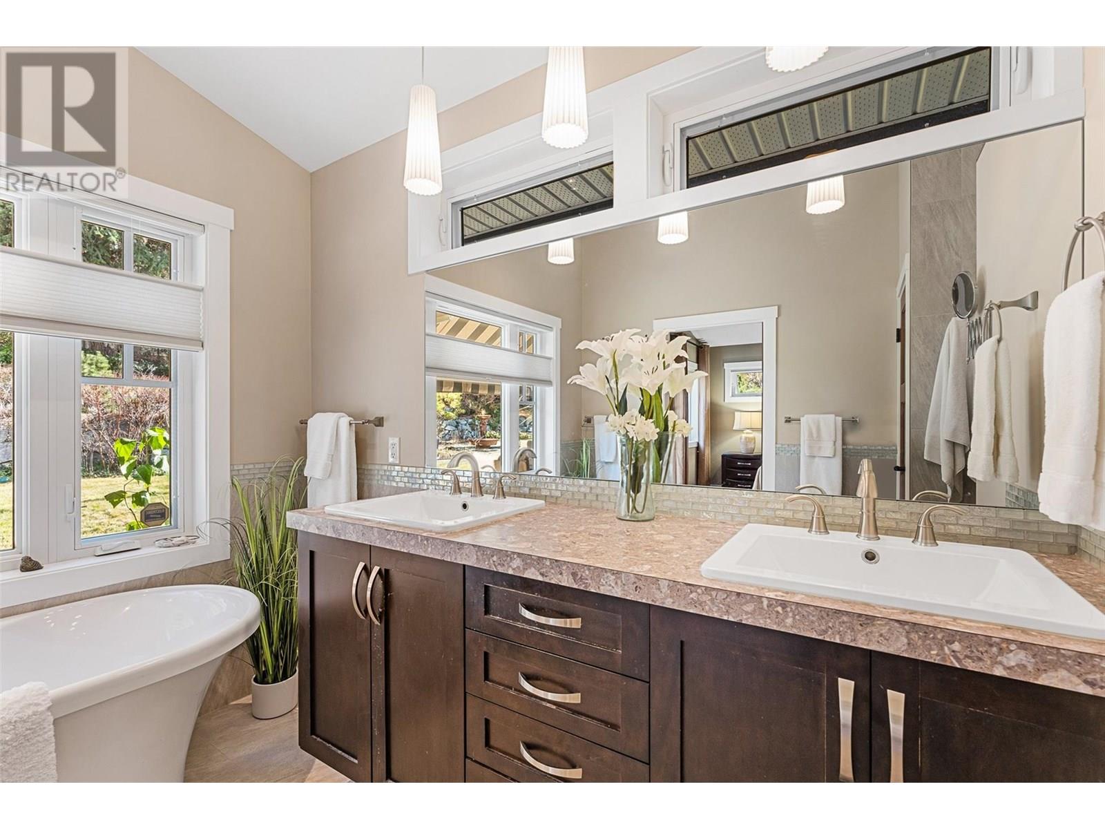 Property at 5139 Lakeshore Road image 4